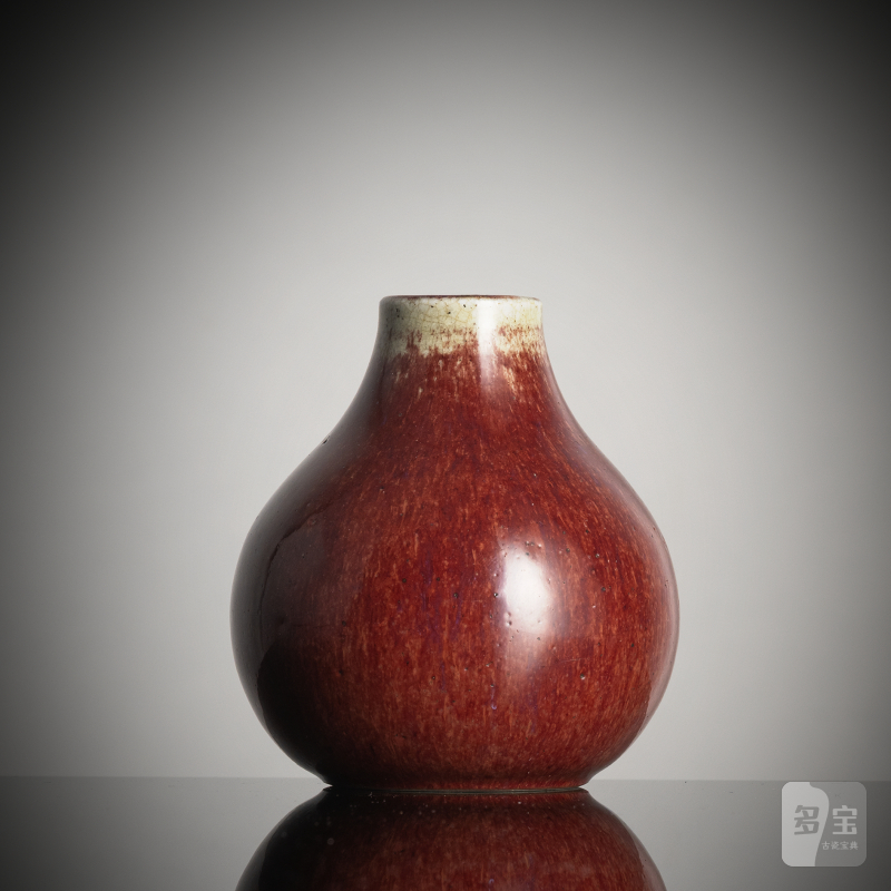 A small oxblood-glazed porcelain vase on wood stand - 图2